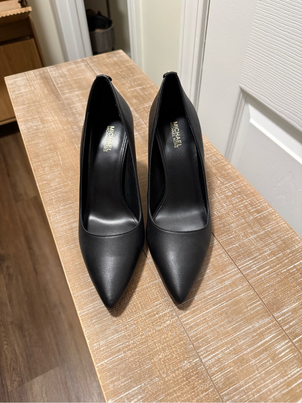 MICHAEL Michael Kors Black Pointed-Toe Classic Pumps
